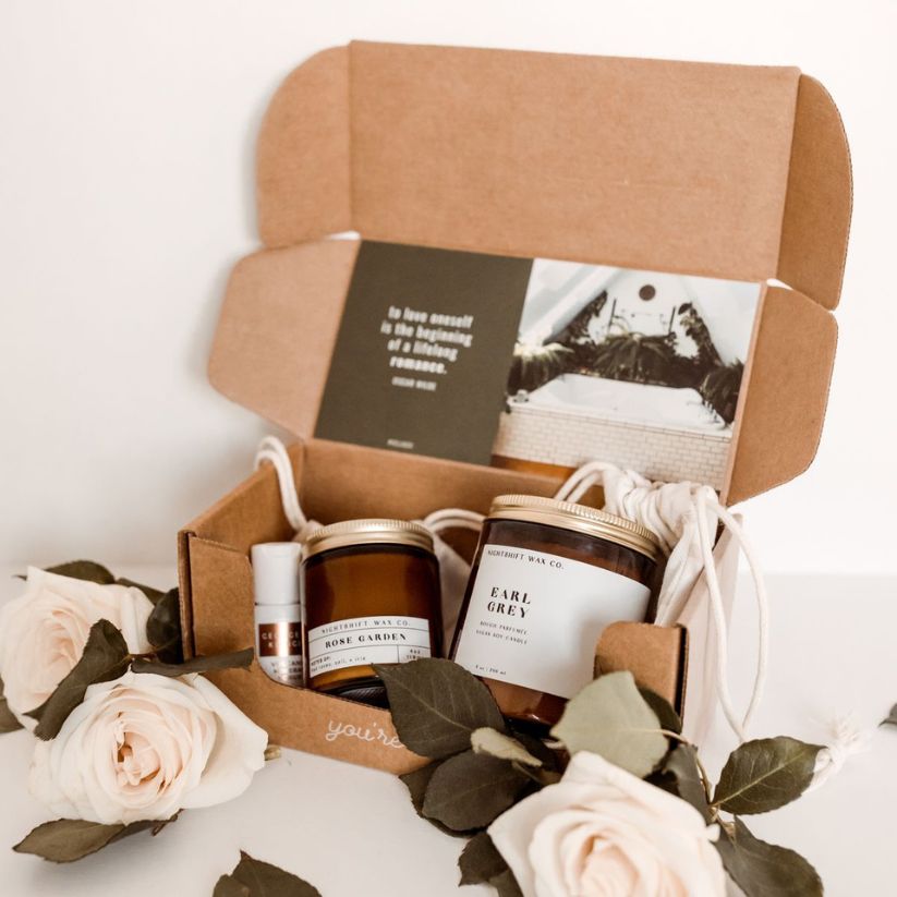Eco-friendly kraft candle boxes with custom logo printing for sustainable candle packaging.